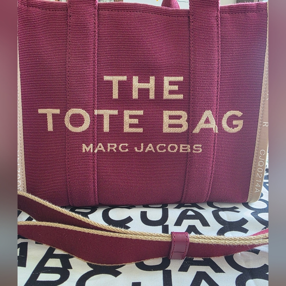 Marc Jacobs The Tote Bag in Burgundy